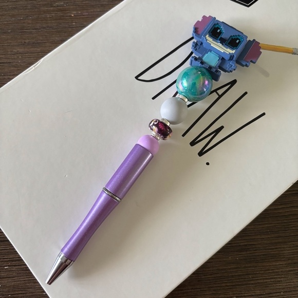 Disney Doorables: Lilo & Stitch: Stitch pixel handmade beaded pen - Picture 2 of 3